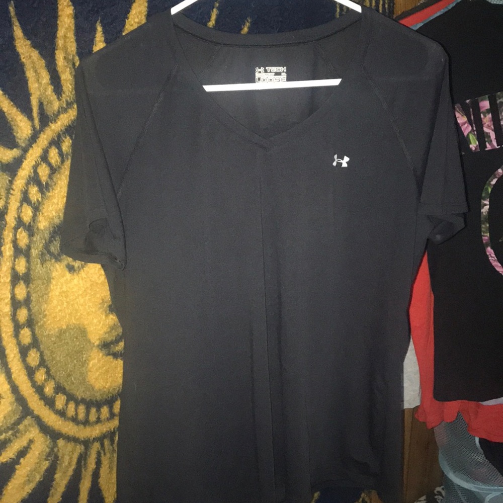 black loose heart gear under armour v-neck t-shirt